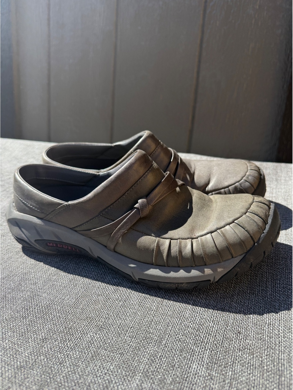 Merrell women’s Leather Slip-On Moccasin Shoes Size 9.5